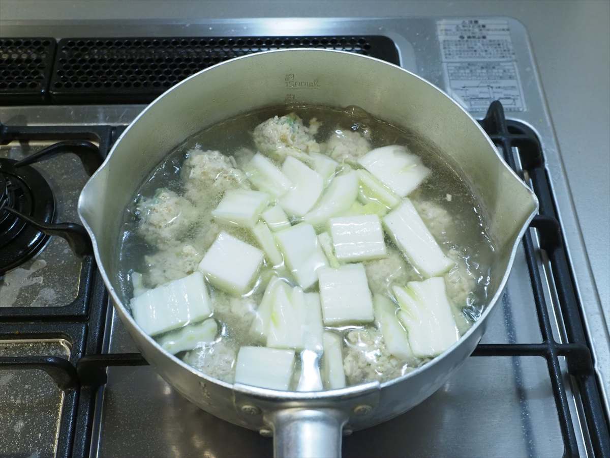 優しい味で大満足！鶏団子と白菜の具だくさん春雨スープ