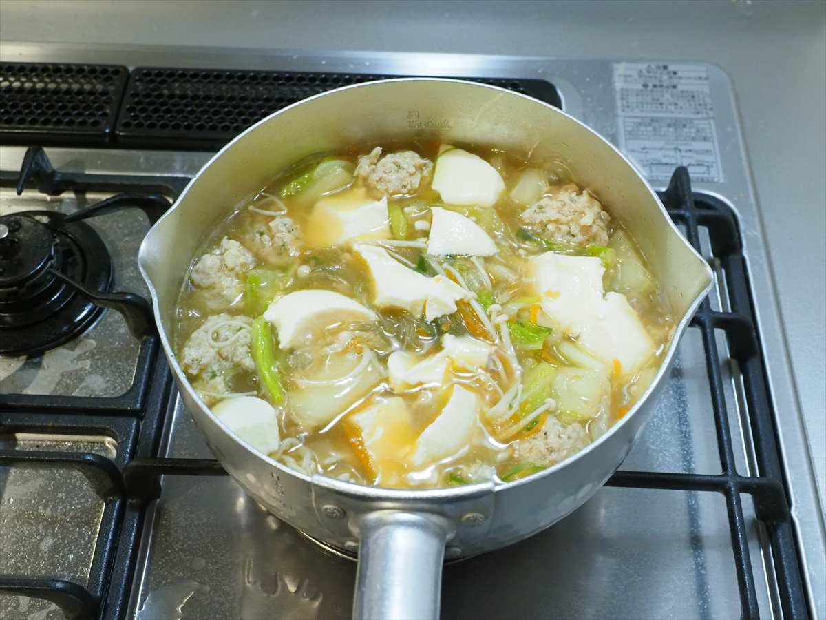 優しい味で大満足！鶏団子と白菜の具だくさん春雨スープ