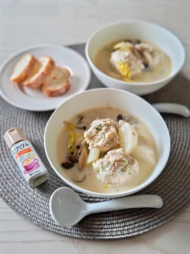 大きな鶏団子の豆乳スープ