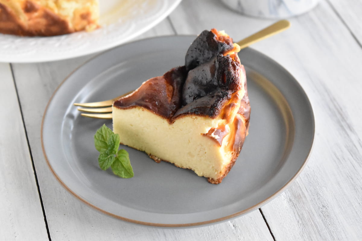 塩麹でおいしさアップ!水切りヨーグルトで作る「バスクチーズケーキ」レシピ