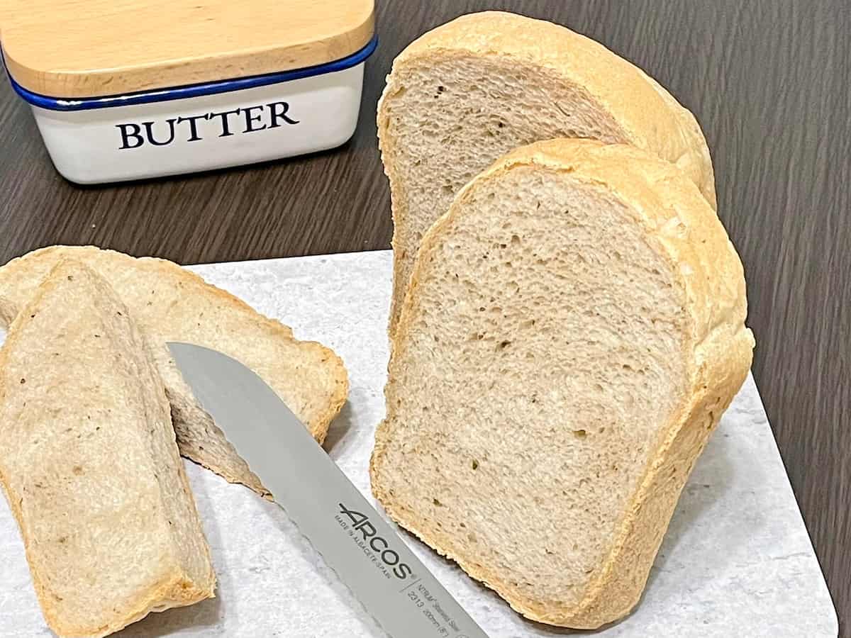 ホームベーカリーで簡単♪香り豊かな「全粒粉のオレガノ食パン」の作り方