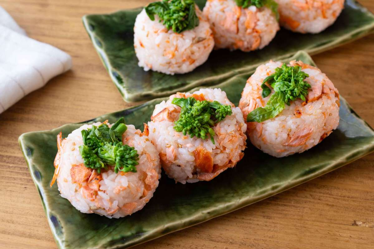 お花見にぴったり！「鮭と桜えびの春色おにぎり」レシピ