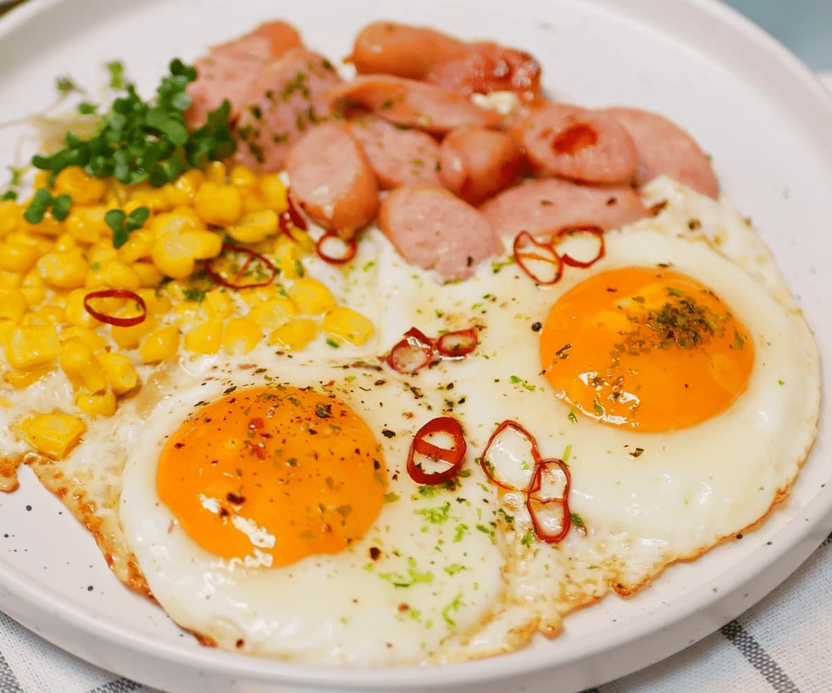 【簡単大満足！】「目玉焼き」が主役のアイデアおかずレシピ5選