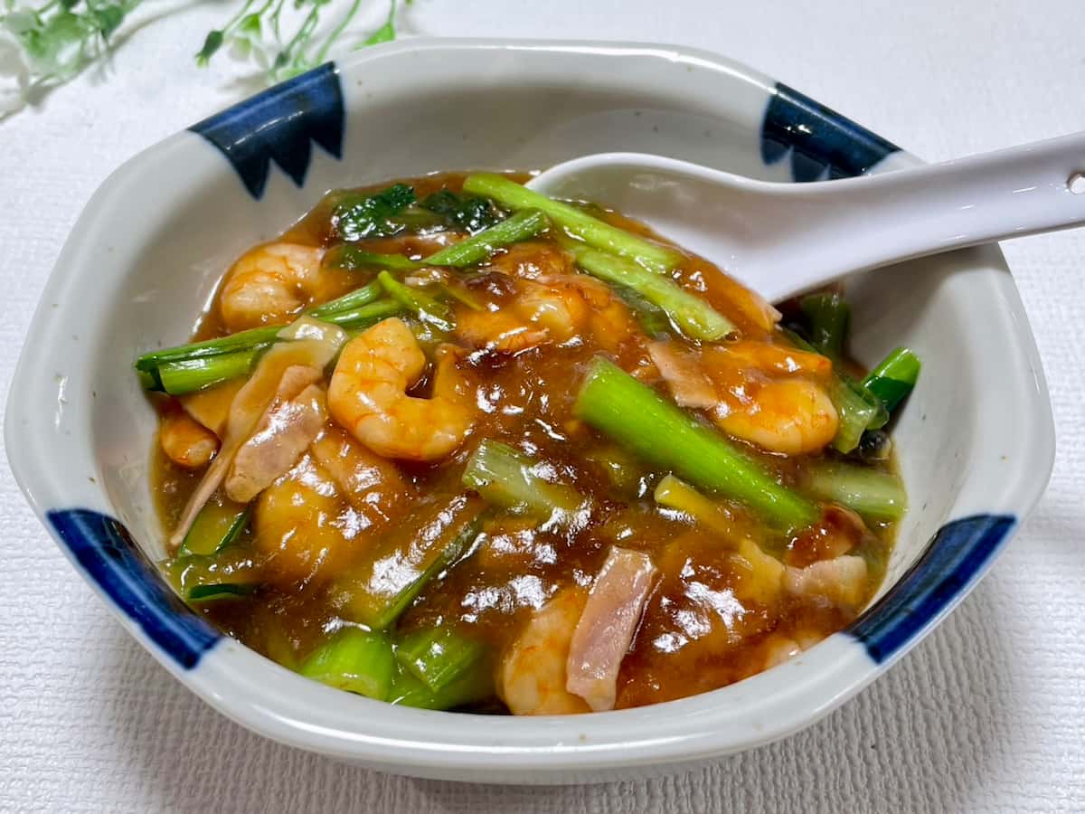 とろ～りあんが絶品！かき込むおいしさの「えびと小松菜の中華丼」レシピ