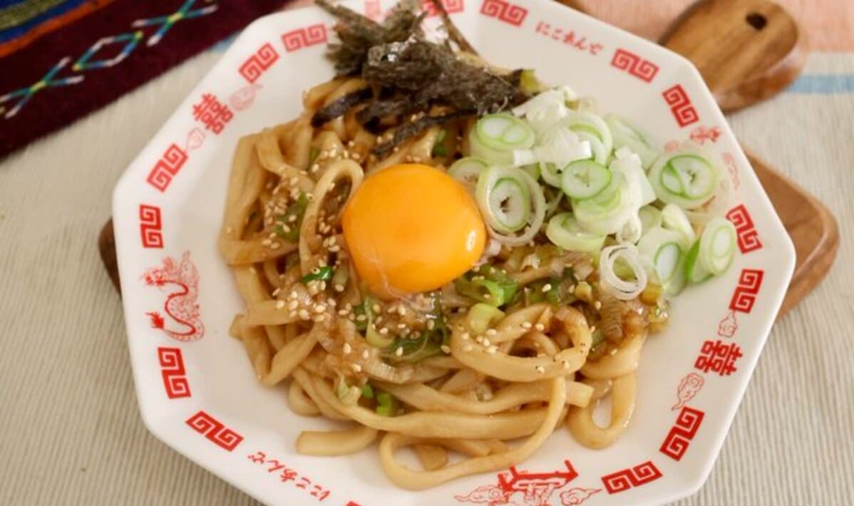 にんにく香る！手が止まらなくなる「やみつきうどん」