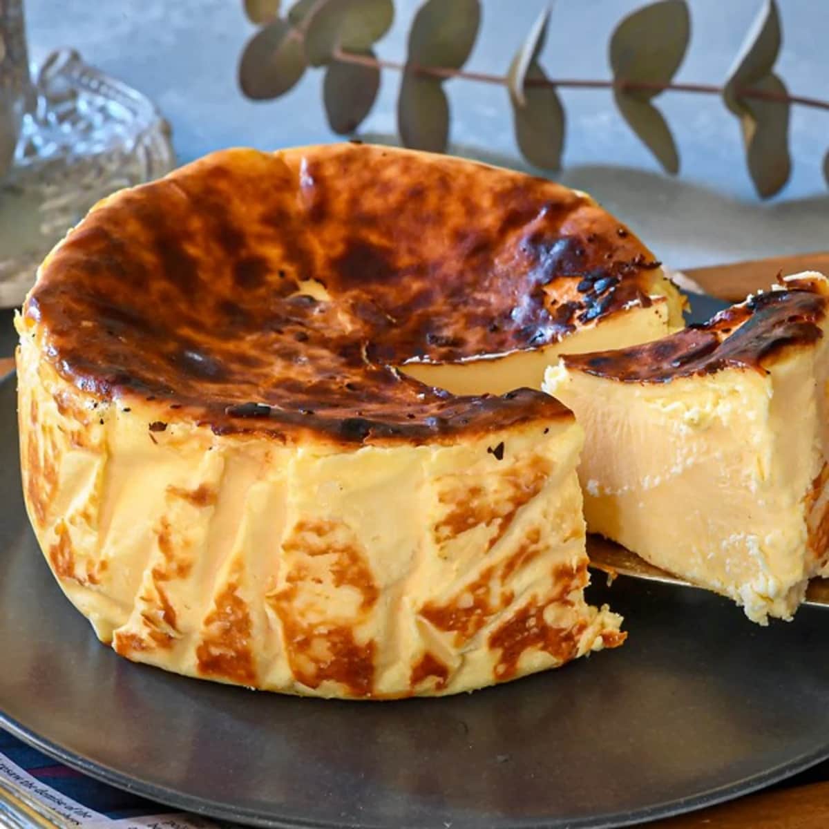 チーズケーキ好きが「一番」と断言！料理家がリピートする「濃厚バスクチーズケーキ」