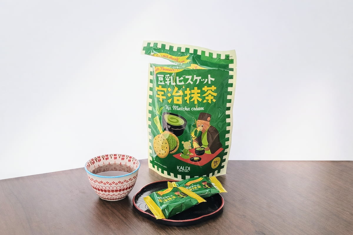カルディで人気の「豆乳ビスケット」に新作登場！宇治抹茶クリームはサクサク＆ほろ苦♪