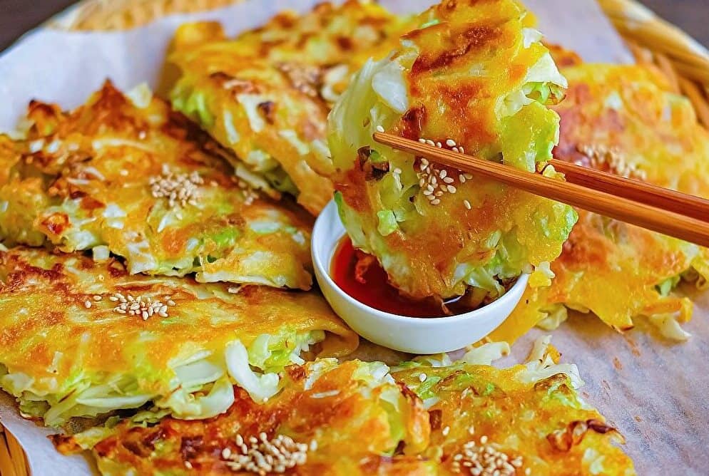混ぜて焼くだけ!「キャベツ×卵」の簡単ボリュームおかず