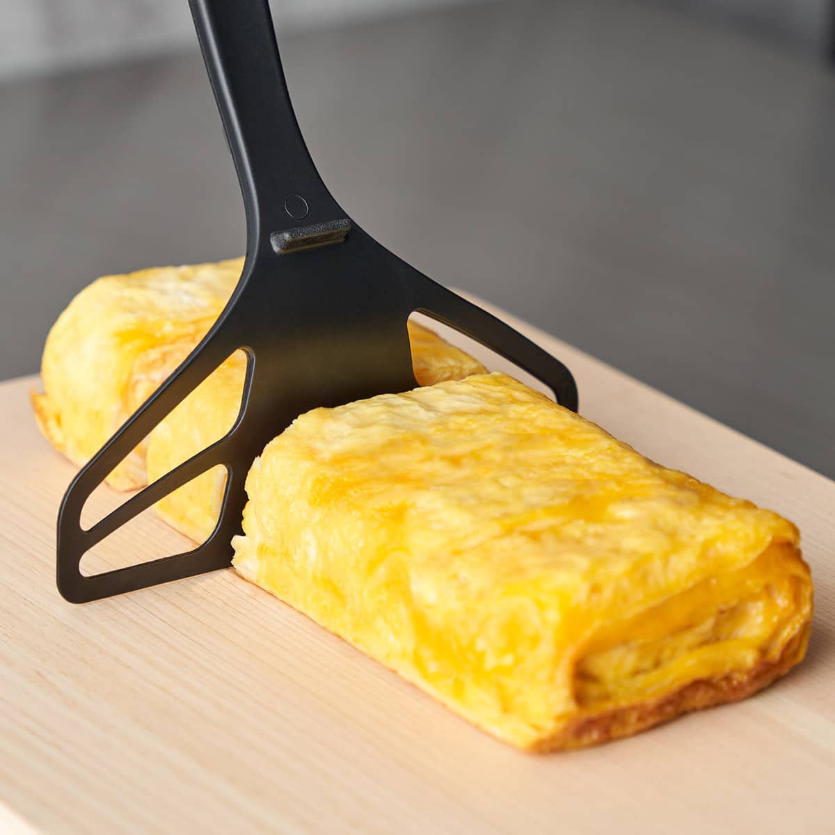 レイエ 溶く、巻く、切るを一本で パパッと卵焼きターナー/leye