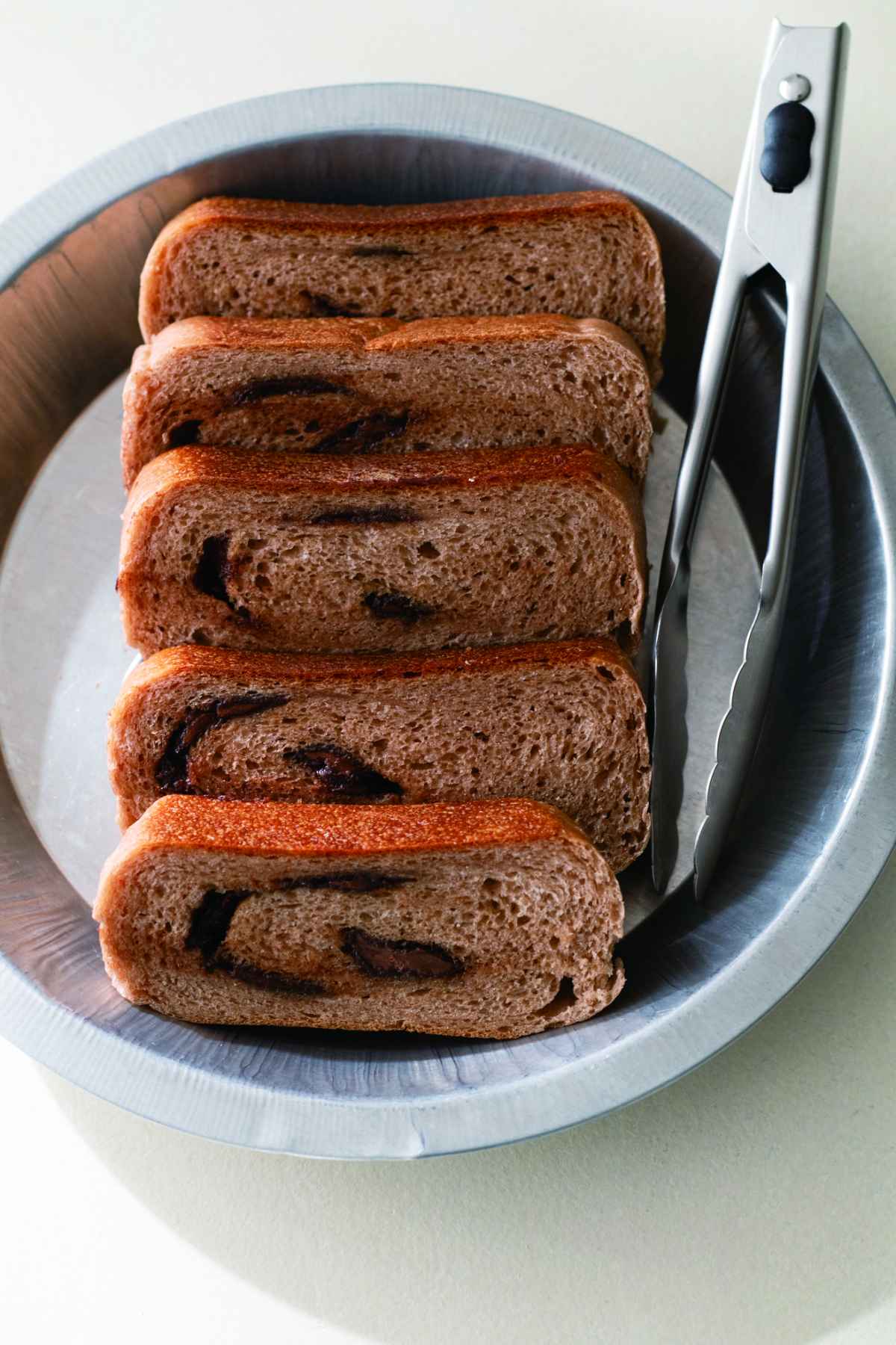 チョコがとろ～り！フライパンで作れる「ダブルチョコパン」が簡単なのにおいしい