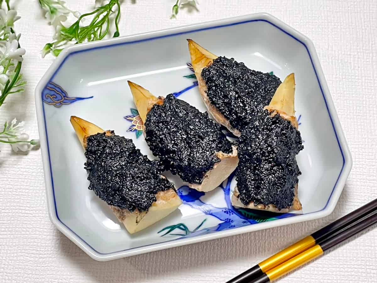 黒ごま風味が食欲をそそる♪「たけのこのごまみそ肉巻き」レシピ