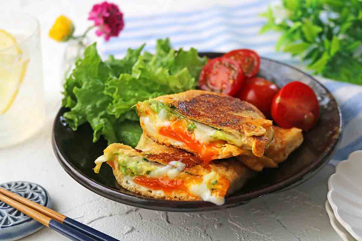 詰めて楽しい！節約なのに大満足な「とろ玉チーズの油揚げサンド」