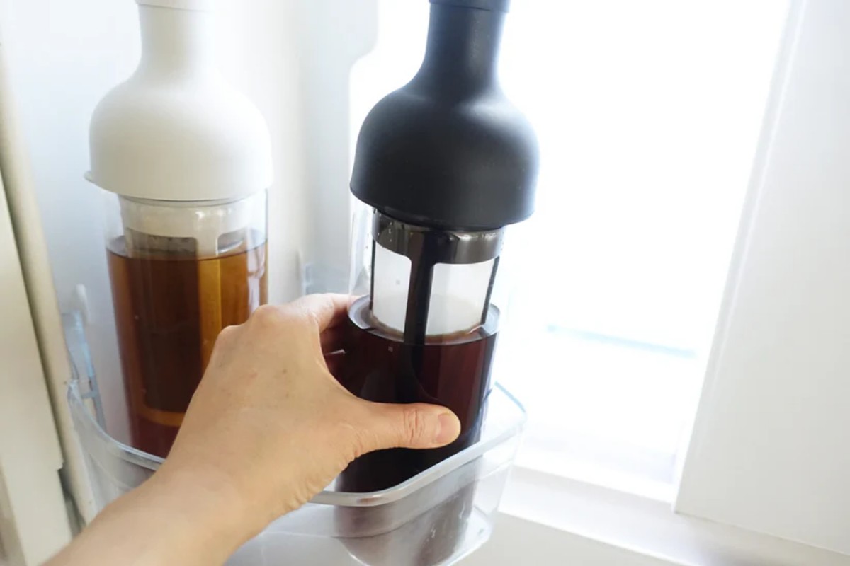 水出しコーヒーを冷蔵庫で抽出している様子