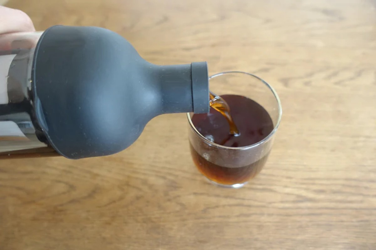 水出しアイスコーヒー　グラスに注ぐ