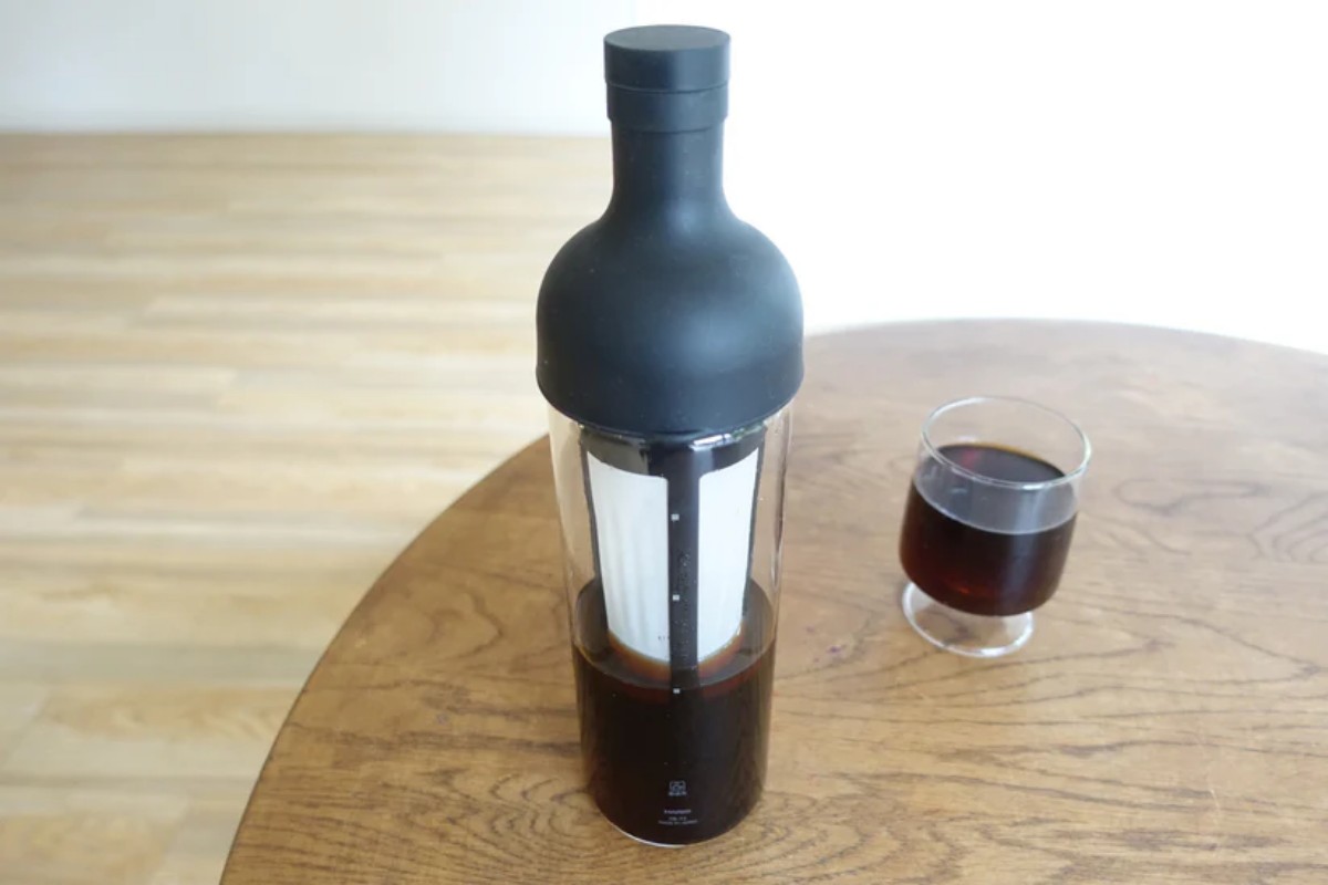 水出しアイスコーヒー　ボトルとグラス