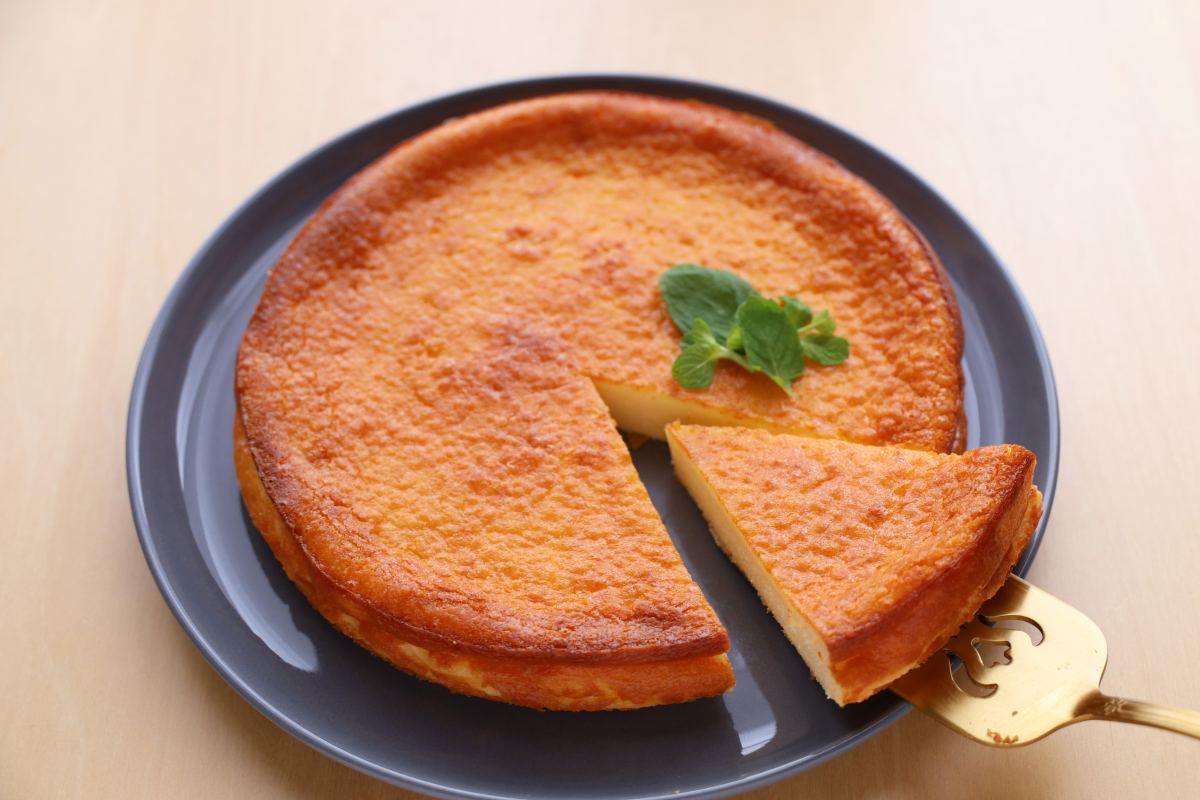 ホットケーキミックスで簡単！生クリームで濃厚「ベイクドチーズケーキ」