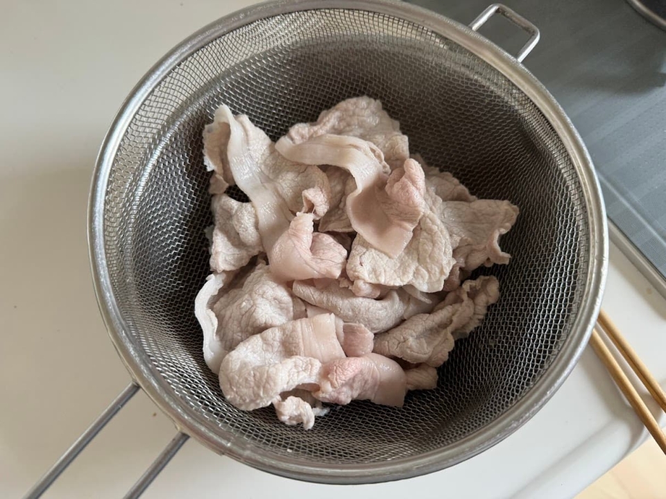 ざるの上に肉を広げる