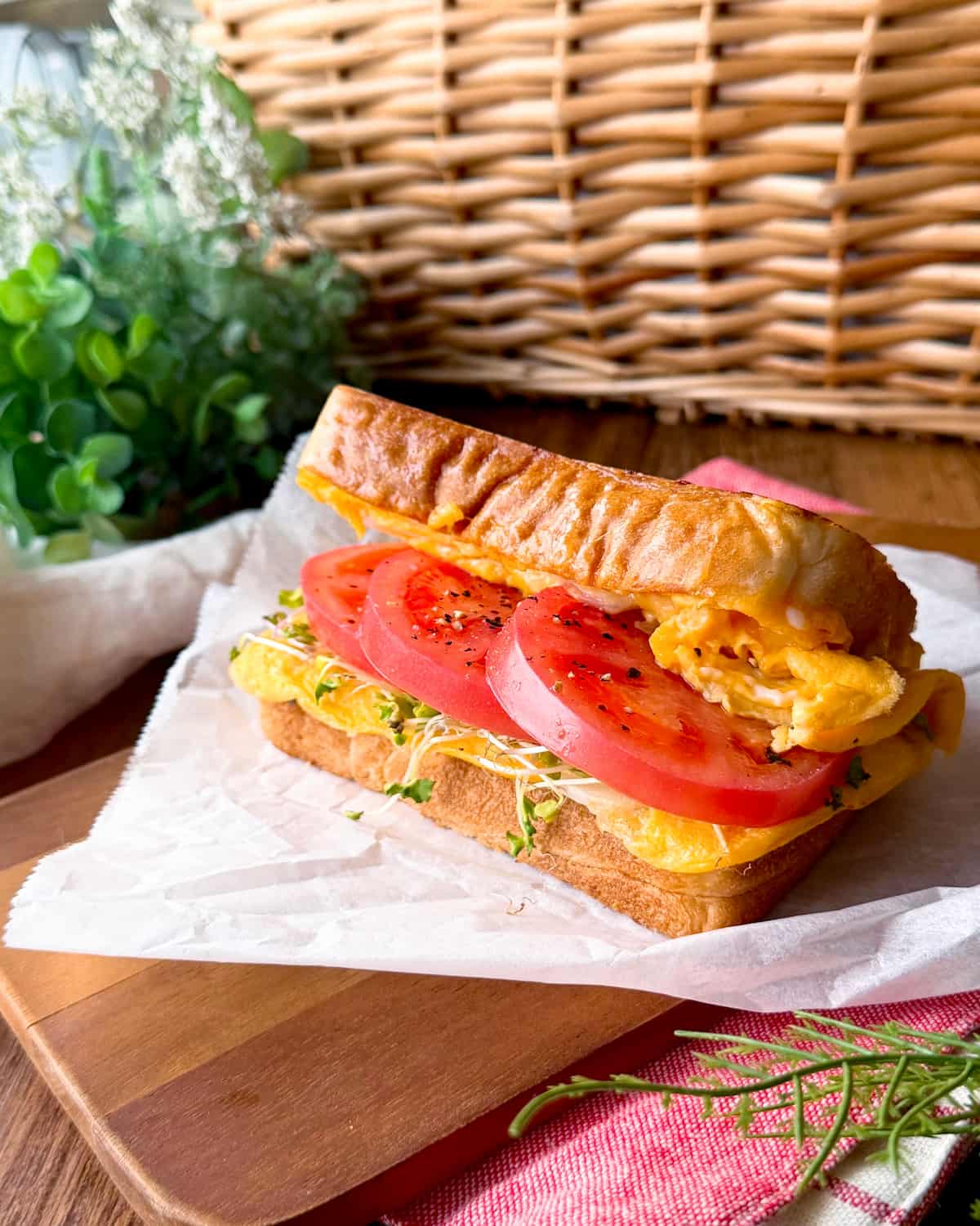 新玉ねぎとトマトのホットサンド