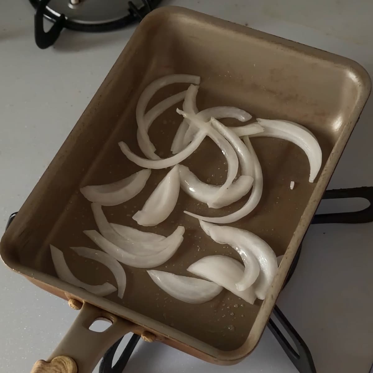 新玉ねぎとトマトのホットサンド