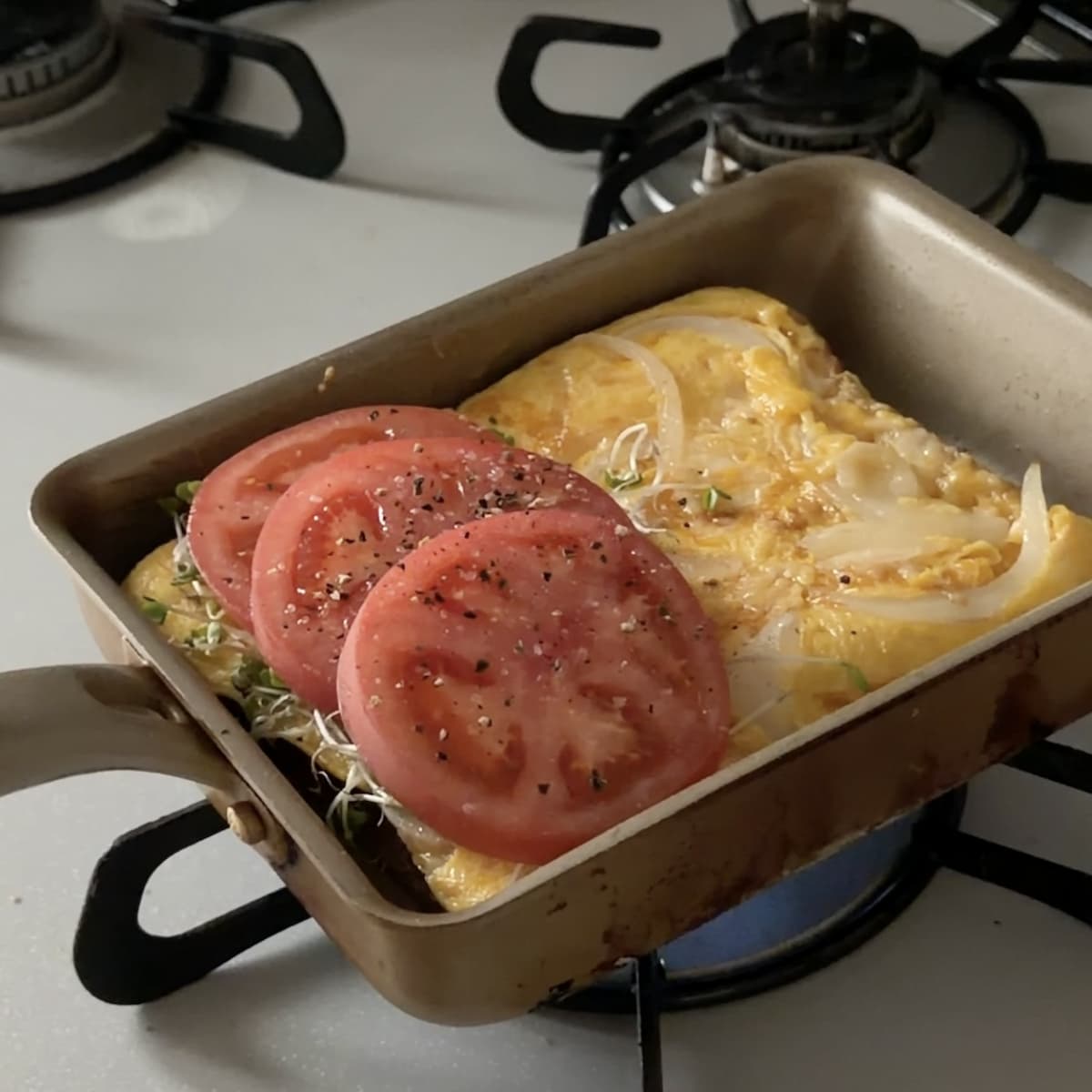 新玉ねぎとトマトのホットサンド