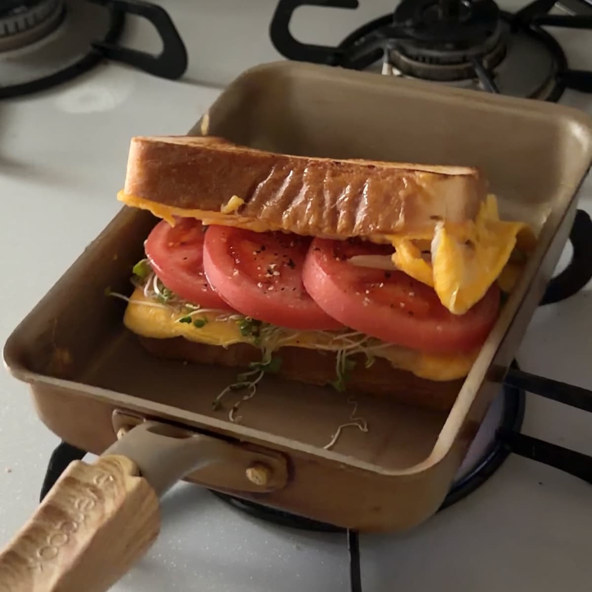 新玉ねぎとトマトのホットサンド