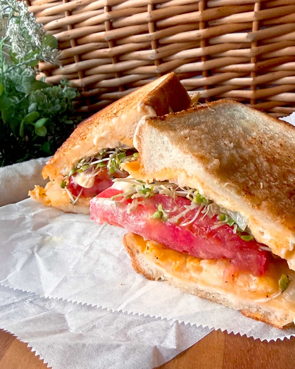 新玉ねぎとトマトのホットサンド