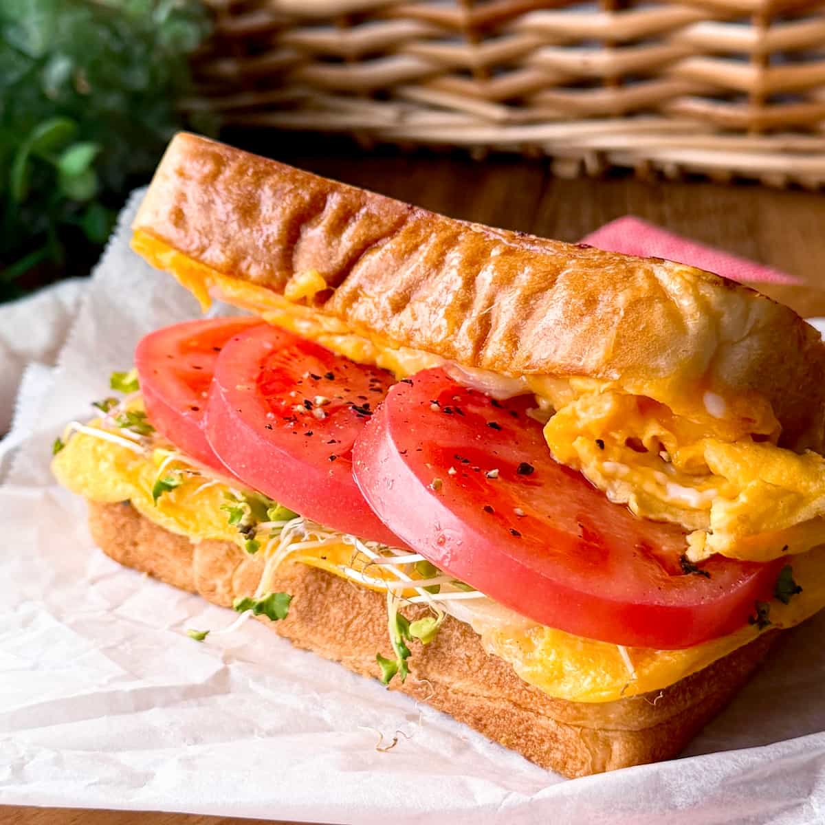 食パン1枚と卵1個でOK！「新玉ねぎとトマトの満足ホットサンド」の作り方