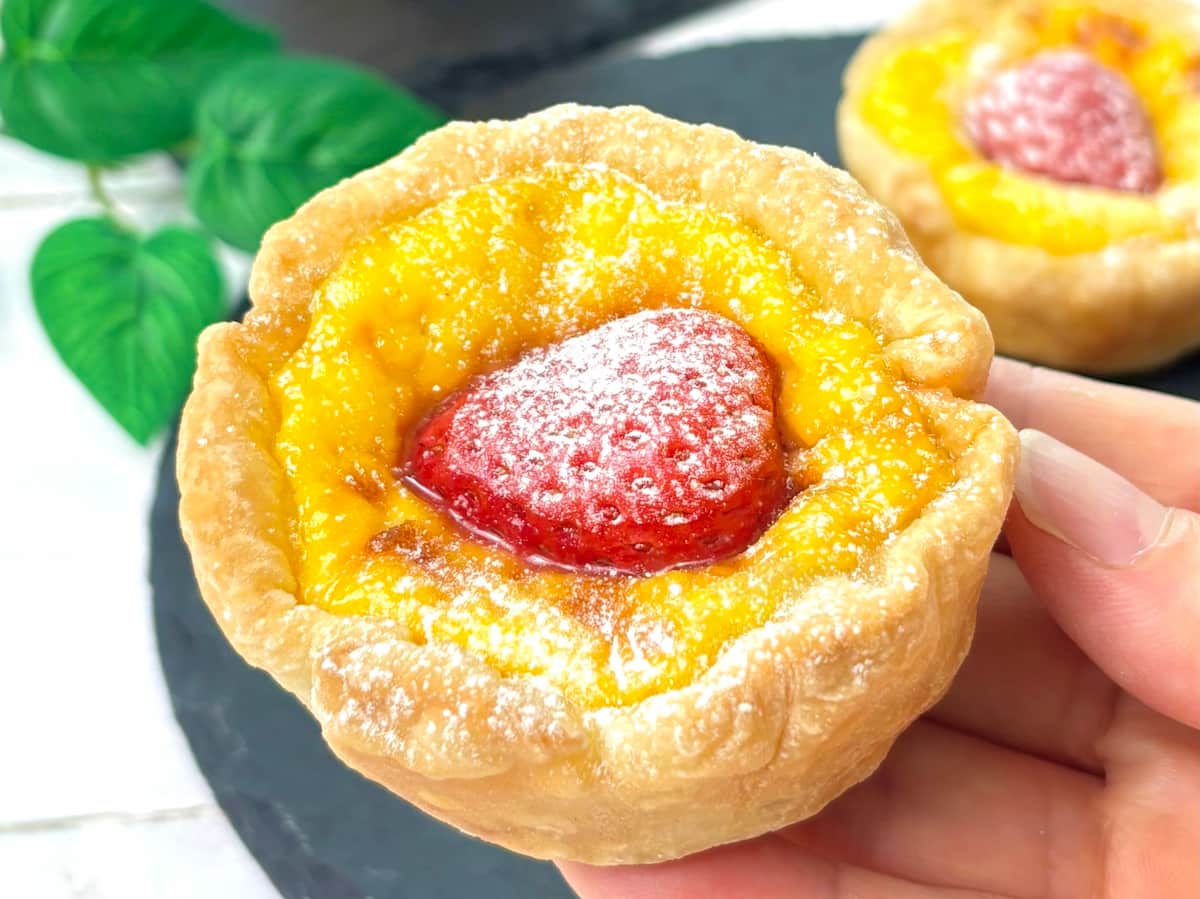 サクとろジューシー♪冷凍パイシートで作る簡単「いちごエッグタルト」