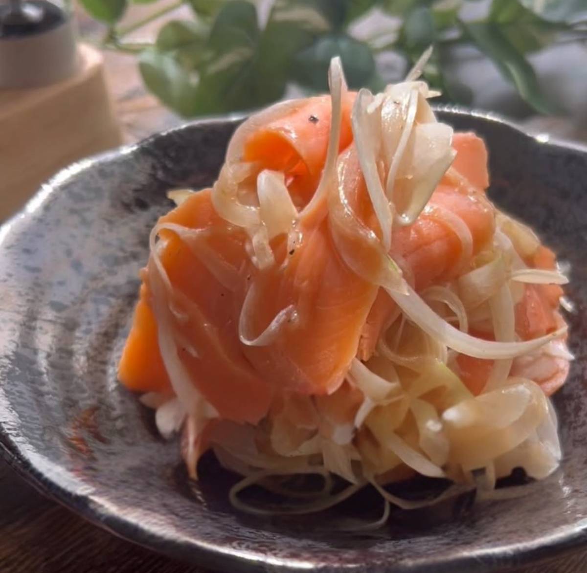辛味が少なく食べやすい♪あと一品にうれしい「新玉ねぎのマリネ」