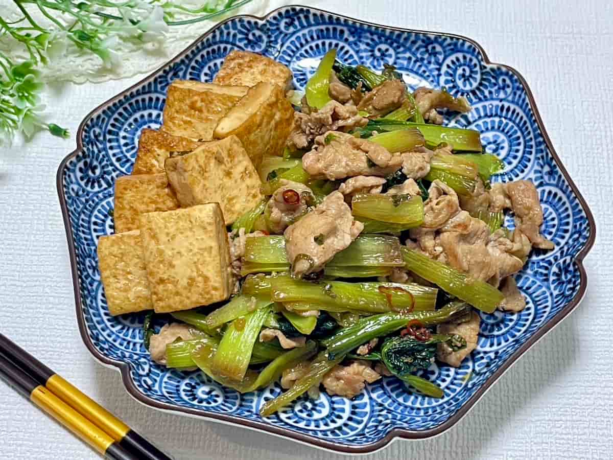 フライパン1つで簡単！ご飯がすすむ「小松菜と豚肉の中華風ピリ辛炒め」