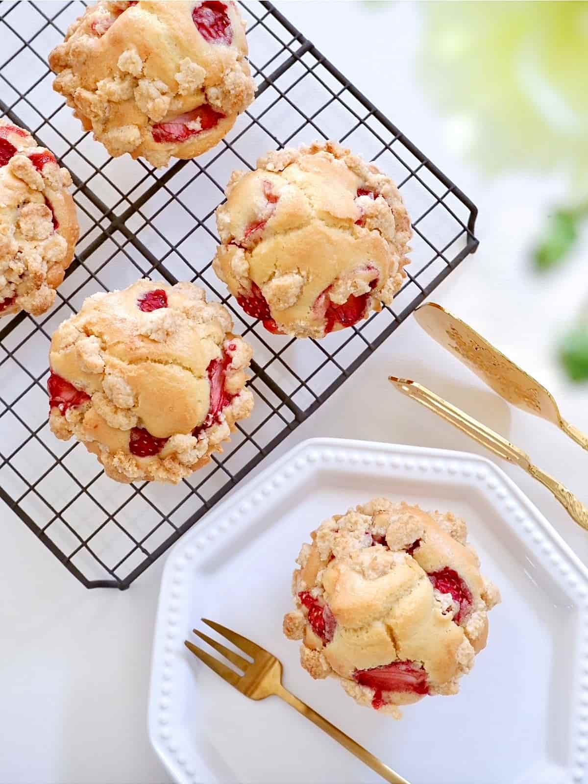 混ぜて焼くだけでカフェ風♪「米粉のいちごクランブルマフィン」の簡単レシピ