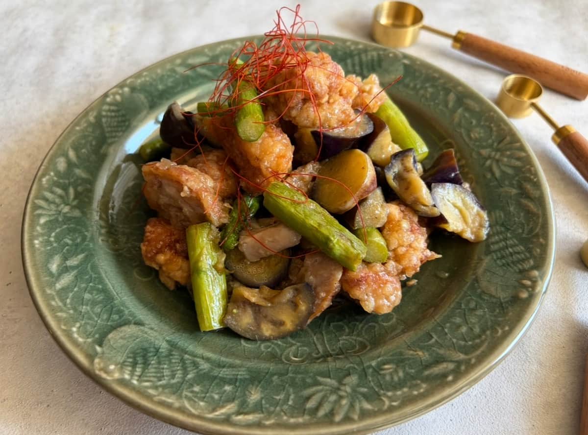 残ったから揚げがごちそうに！「なすとアスパラの甘酢油淋風」レシピ