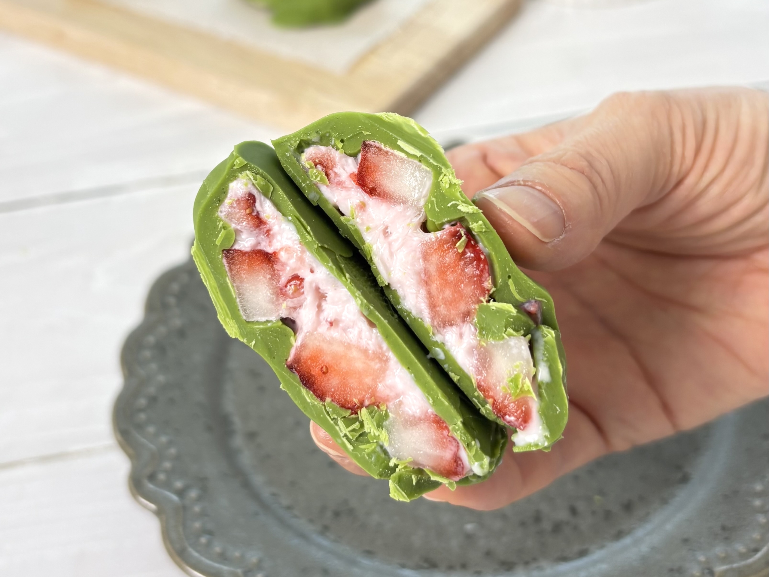 パキッと割ると断面にきゅん♪「抹茶いちごアイス」の作り方
