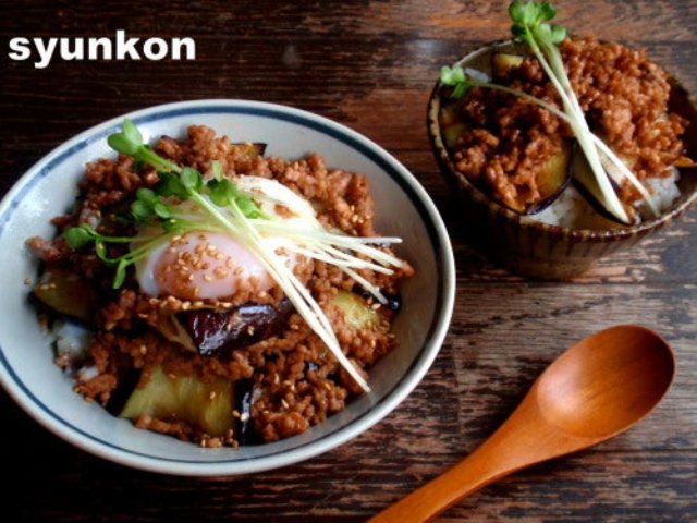 温玉をのせれば間違いない！「なすとひき肉のオイスターそぼろのっけどんぶり」