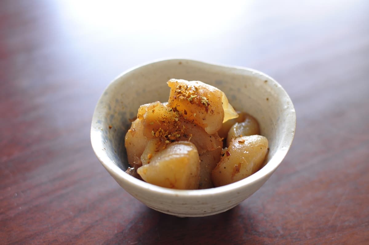 こんにゃくに味がしみない…を解決!調味料少なめでおいしい「炒め煮」のコツ