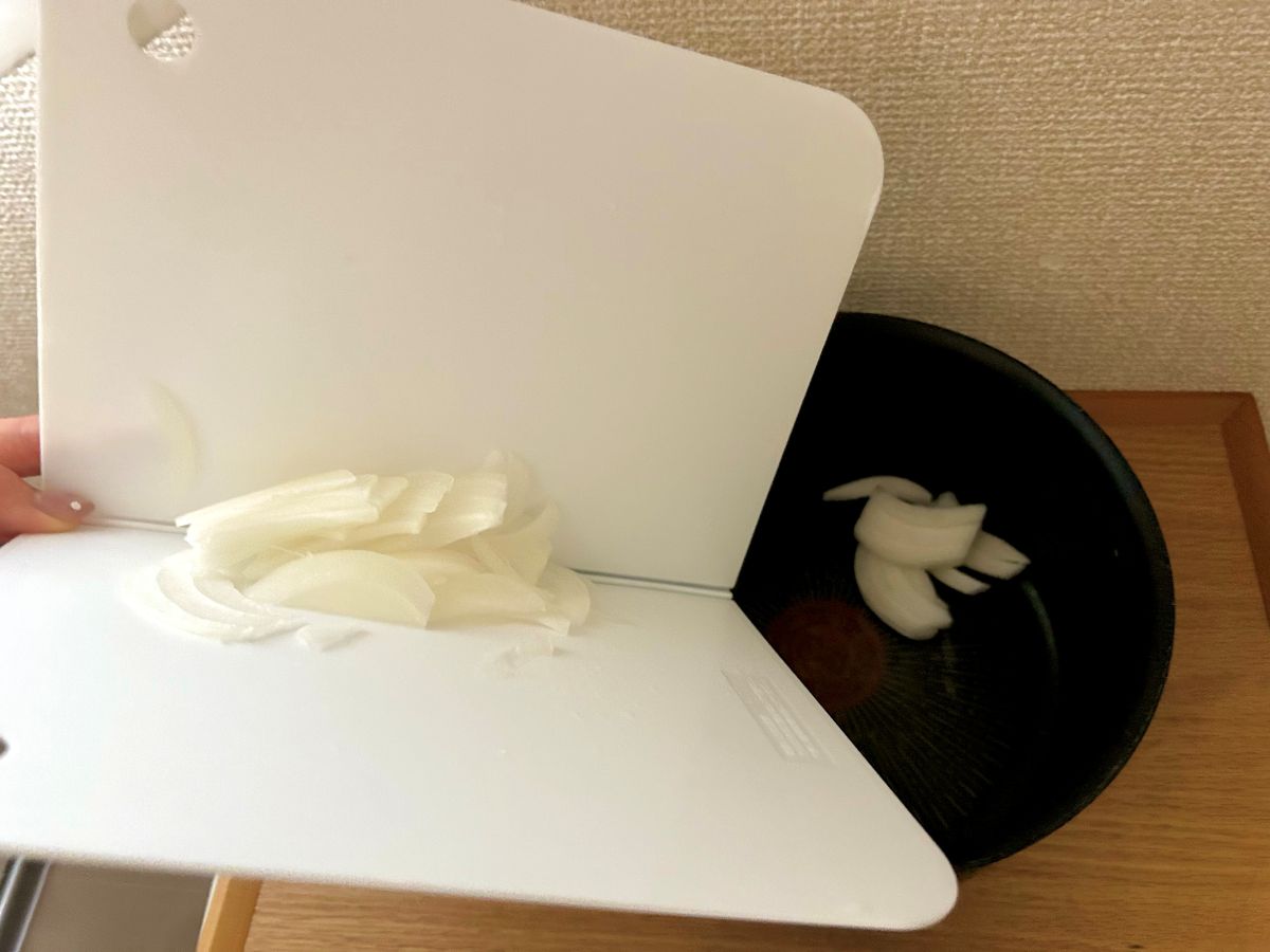 食材をこぼさず移せる！セリア「折りたたみまな板」が便利♪