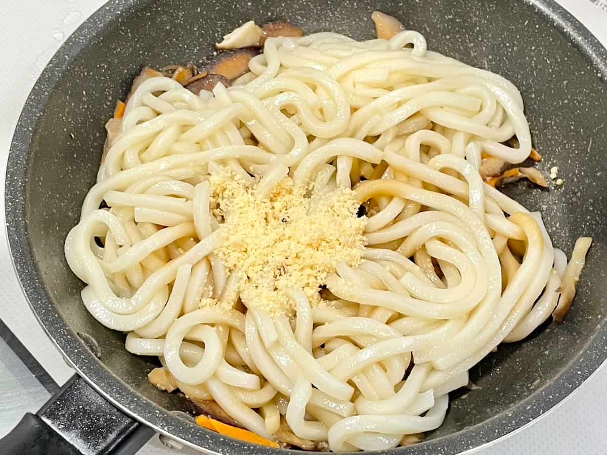 和きのこのペペロンチーノ焼きうどん