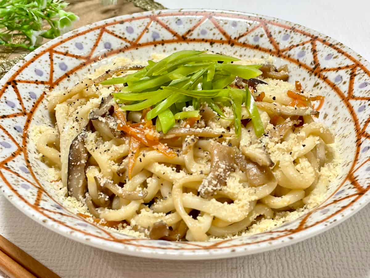 フライパンひとつでOK！きのこたっぷり「ペペロンチーノ焼きうどん」