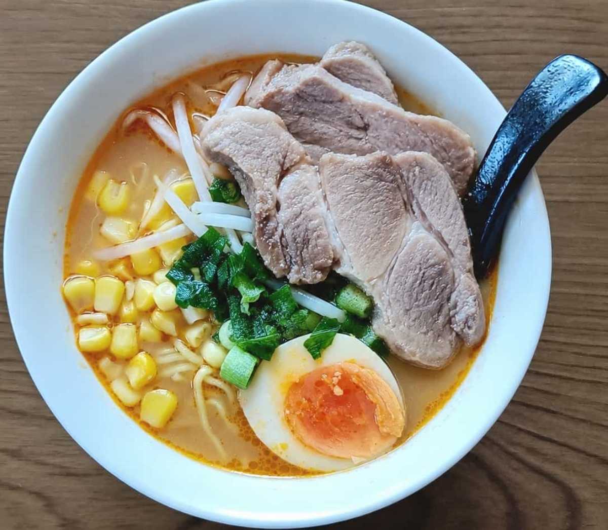 スープも麺も大満足！カルディ「味噌らーめん」がチルド麺とは思えないおいしさ