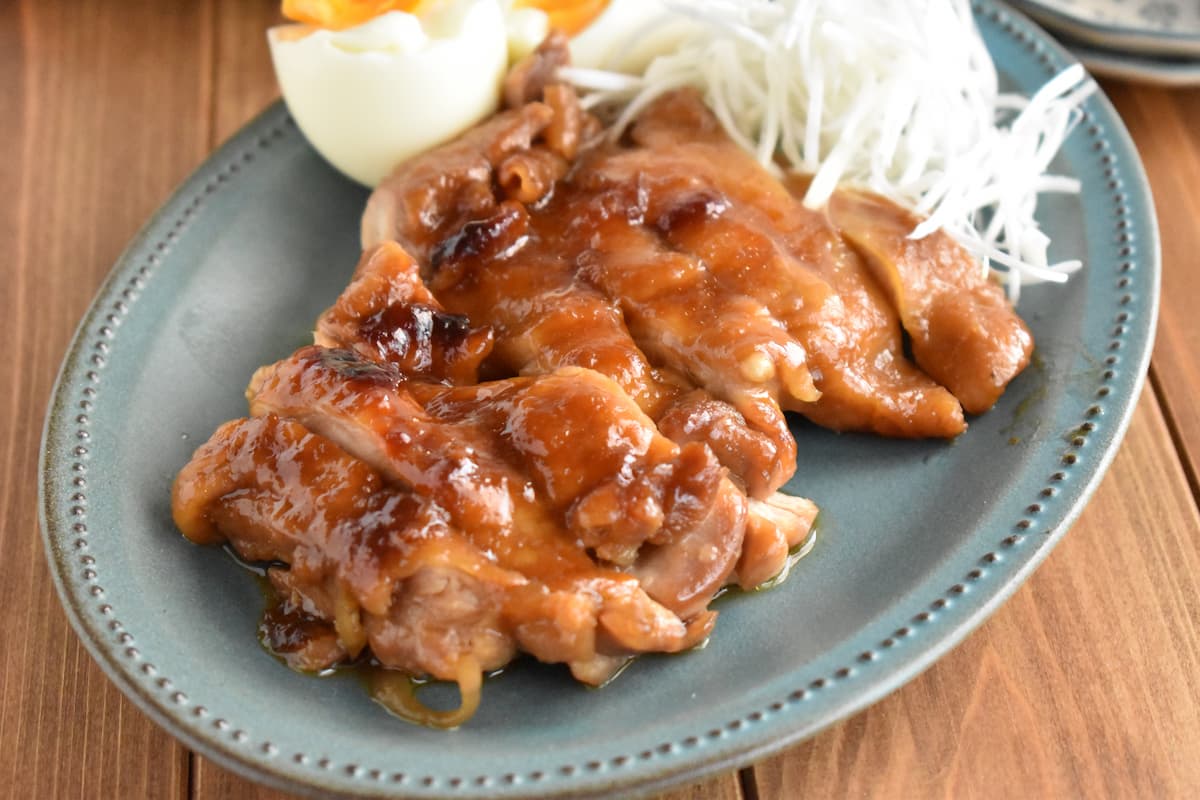 レンジで照り照り♪焼肉のたれで味が決まる「鶏ももチャーシュー」レシピ
