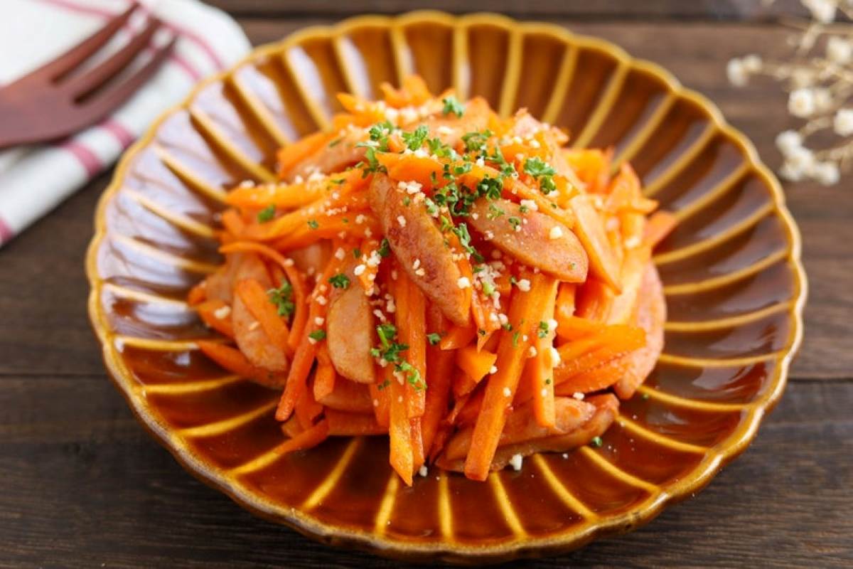 お弁当に彩りにも◎ケチャップ味で食べやすい「にんじんのナポリタン風炒め」