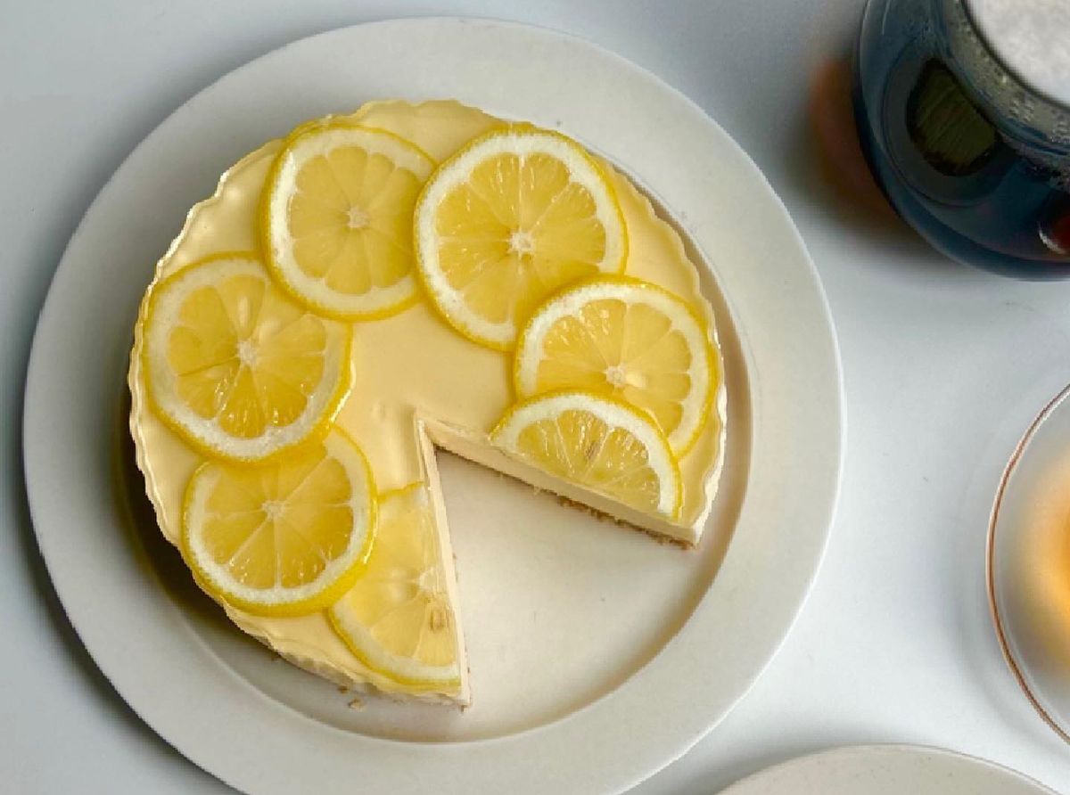 混ぜて冷やすだけ♪フルーツ入りでおいしい「レアチーズケーキ」3選