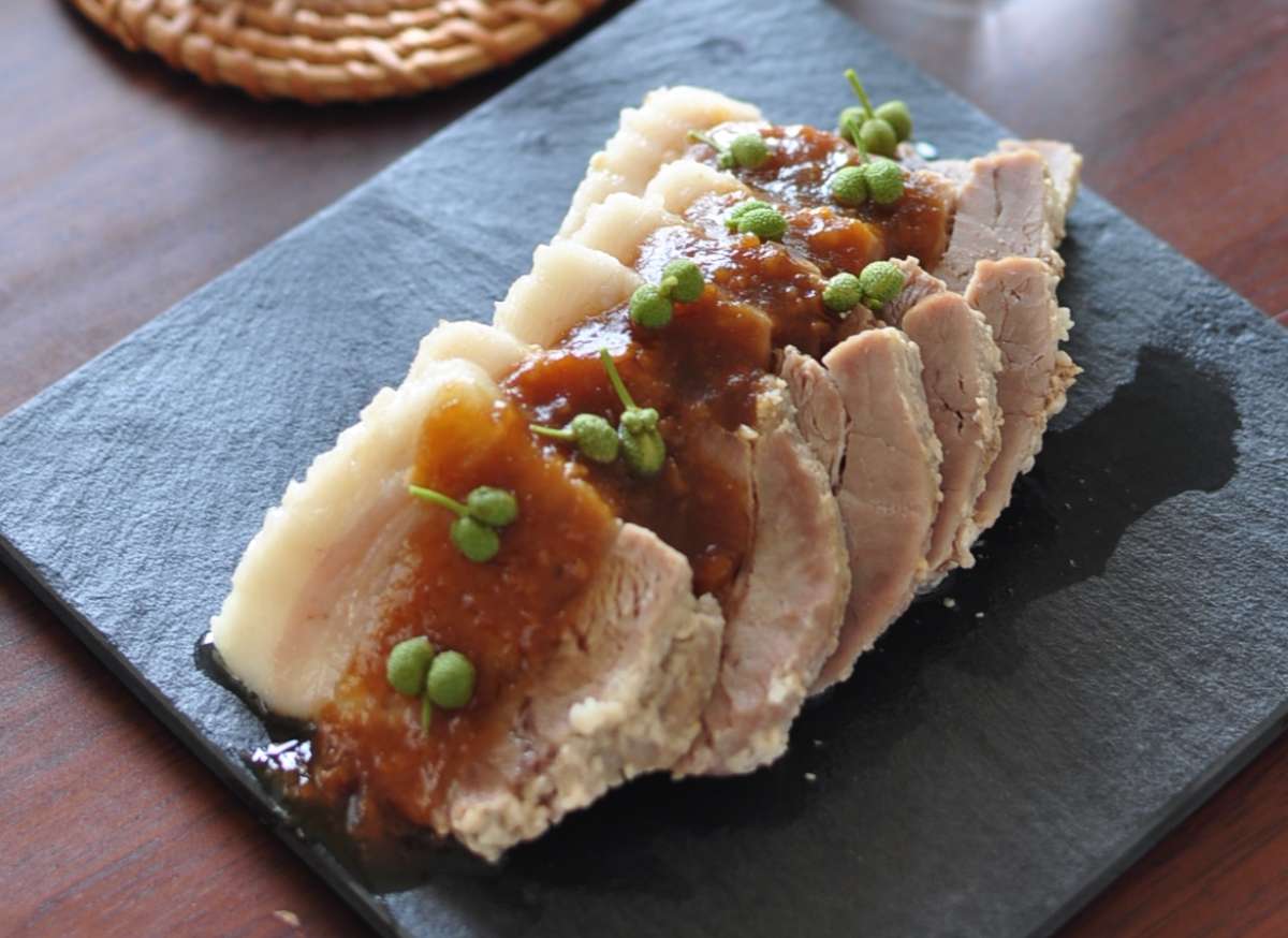 お箸で切れるほどやわらかい!「蒸し豚の田楽みそ添え」レシピ