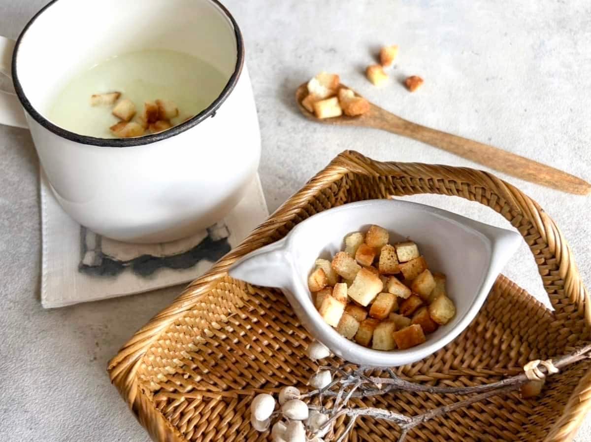 パンの耳がカリカリに♪スープやサラダに使える「パン耳クルトン」
