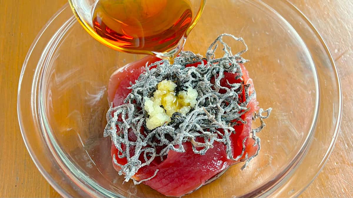 刺身のごま塩昆布あえ