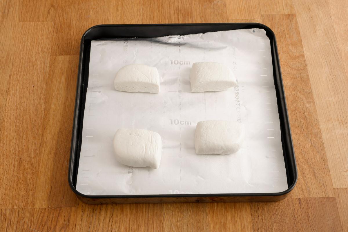 『ポリ袋で作るかんたん米粉パン』切りっぱなしパン 天板に並べる