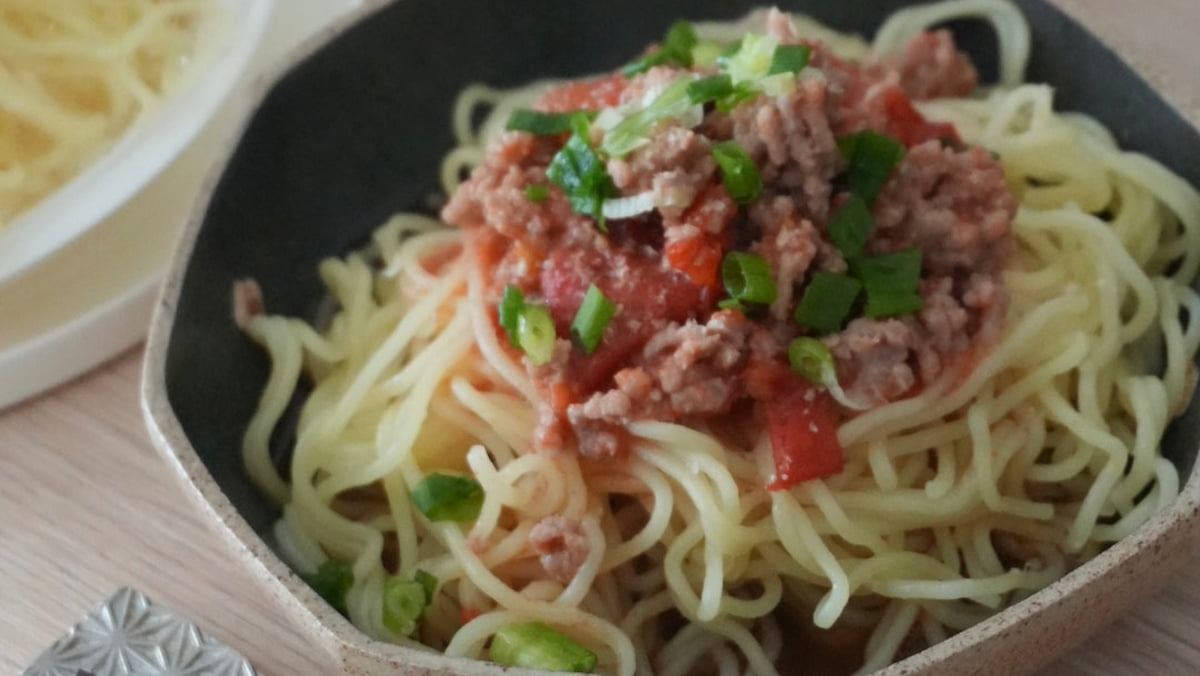 火を使わず10分で完成♪暑い日のランチにおすすめ「旨辛坦々トマト焼きそば」