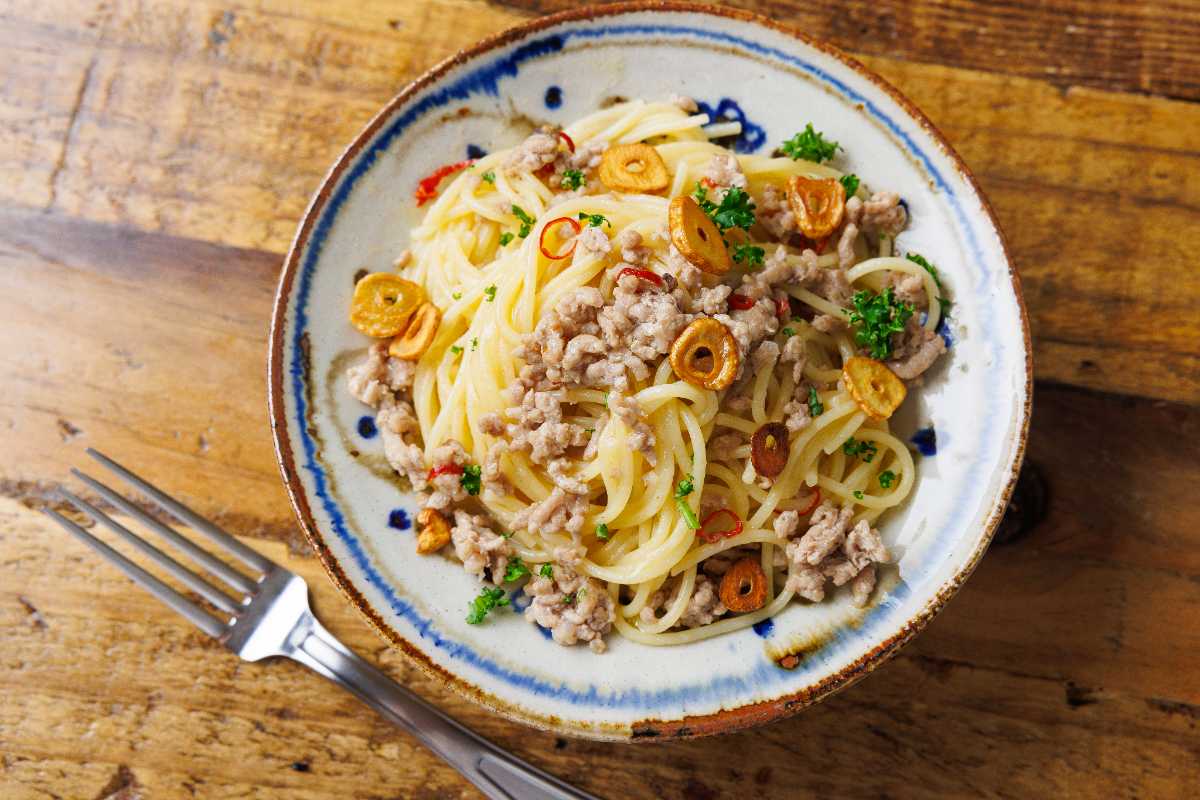 別ゆで不要！フライパンひとつで作る「肉ペペロンチーノ」が絶品すぎる