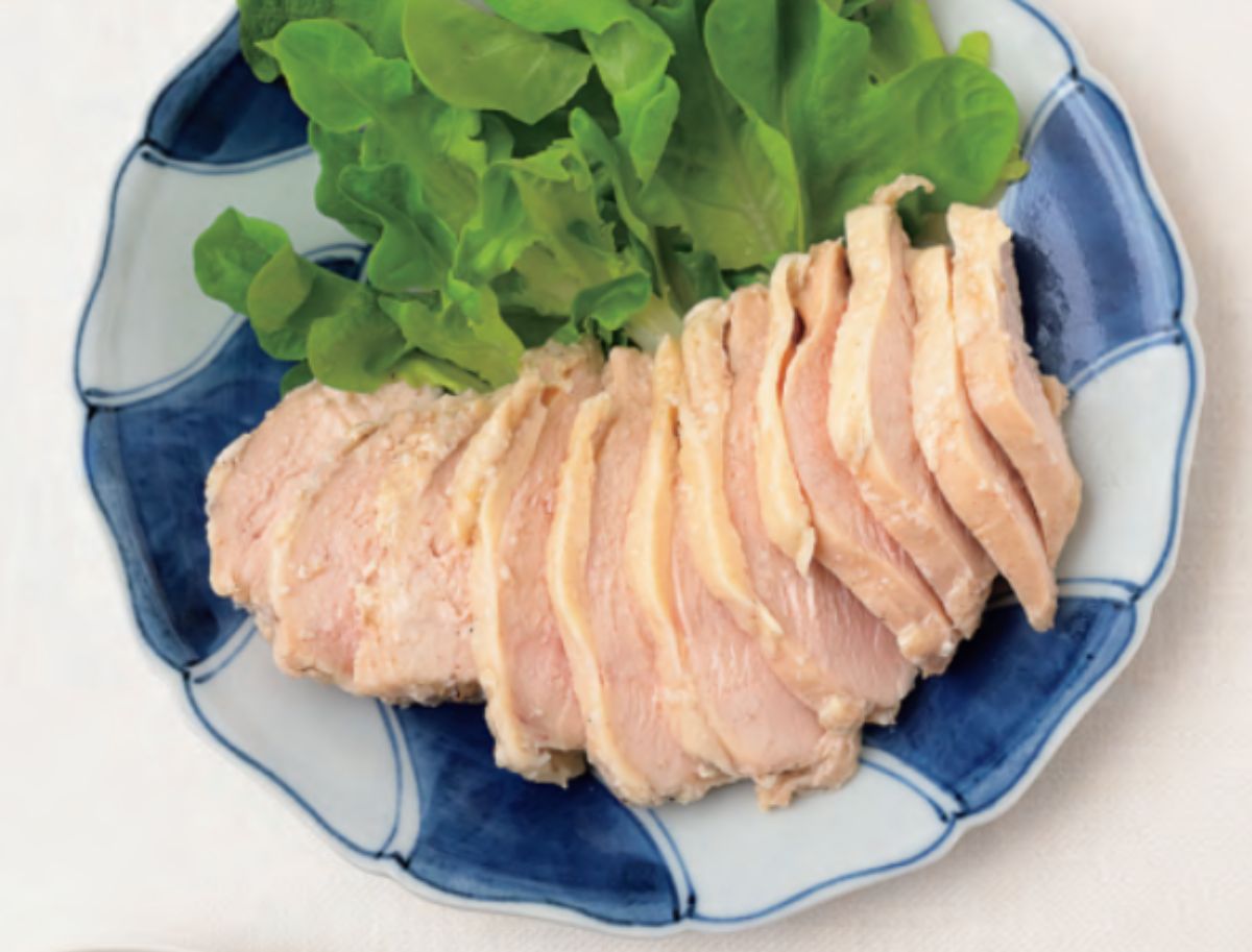 鶏むね肉がしっとり♪塩麹で作る「冷蔵庫のお守り鶏ハム」レシピ