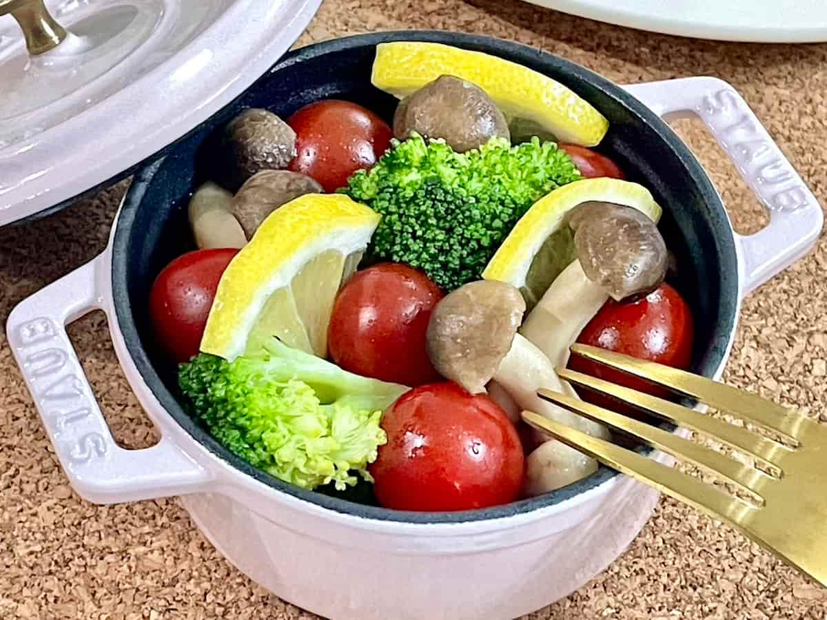 ひとり分で作りやすい！「野菜ときのこの彩りアヒージョ」レシピ